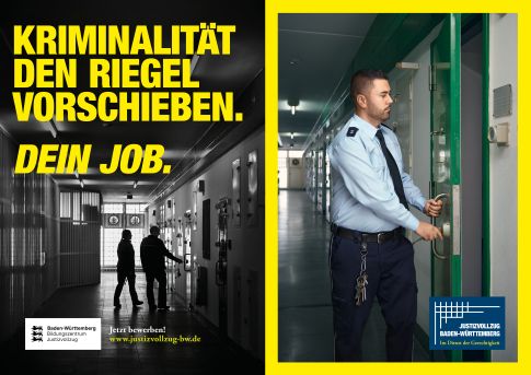 Ein Justizvollzugsbeamter öffnet eine Haftraumtür. 